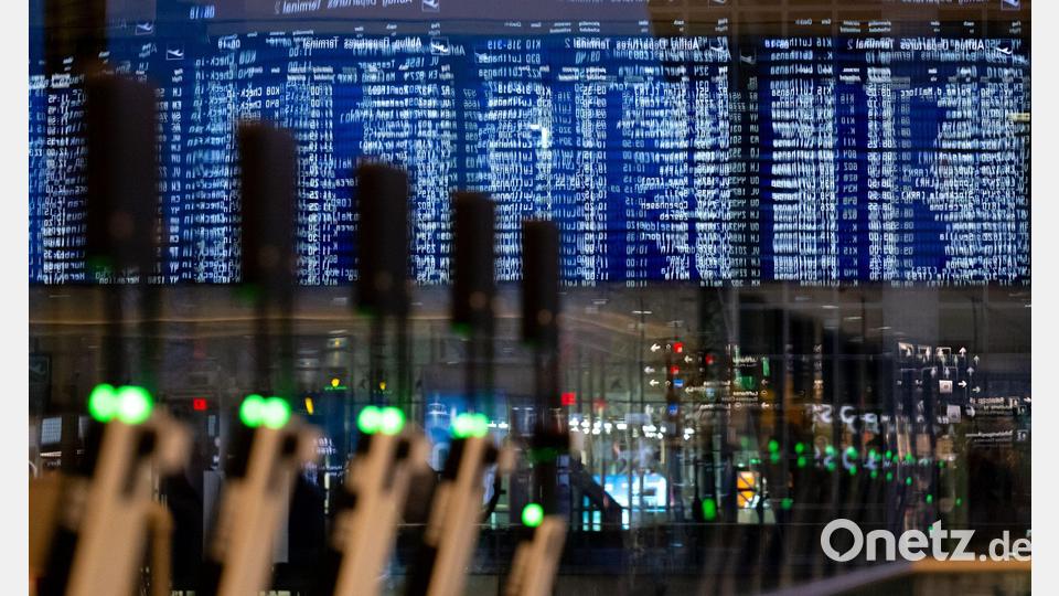Streik bei der Lufthansa: Eine Anzeigetafel spiegelt sich am Münchner Flughafen in einem Fenster und zeigt Informationen zum Streik an. Bild: Sven Hoppe/dpa