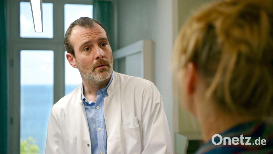 Dr. Hannes Stresow (Benjamin Grüter) ist von der Rückkehr von Nora (Tanja Wedhorn) überrascht. Bild: Franziska Hörisch/ARD Degeto/dpa