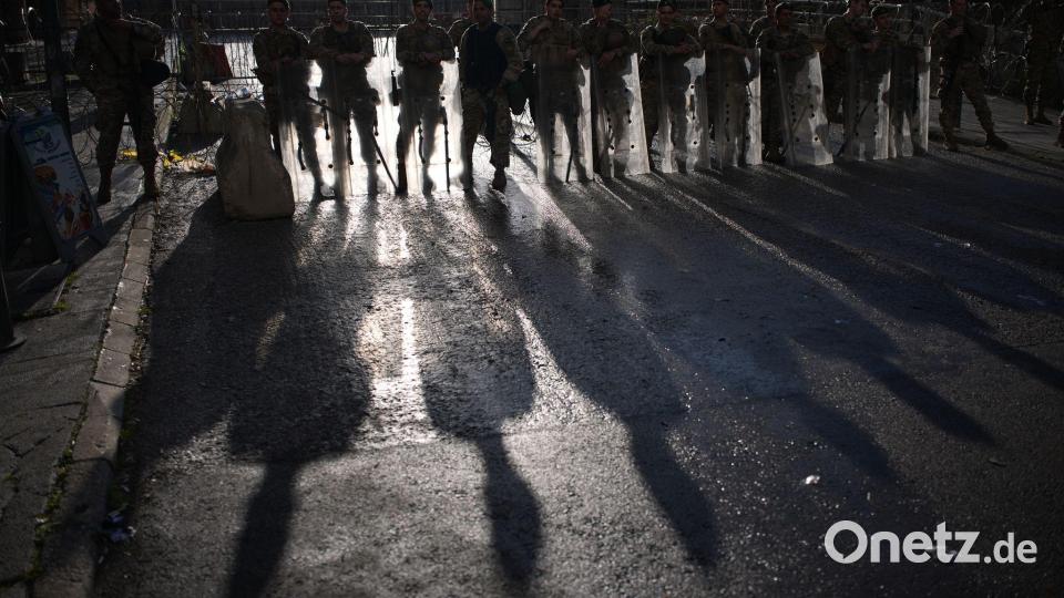 Protest in Beirut: Libanesische Soldaten bewachen Regierungspalast Bild: Emilio Morenatti/AP/dpa