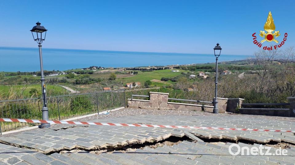 Risse in Straßen - eine der Folgen des Erdrutsches. Bild: Vigili Del Fuoco/dpa