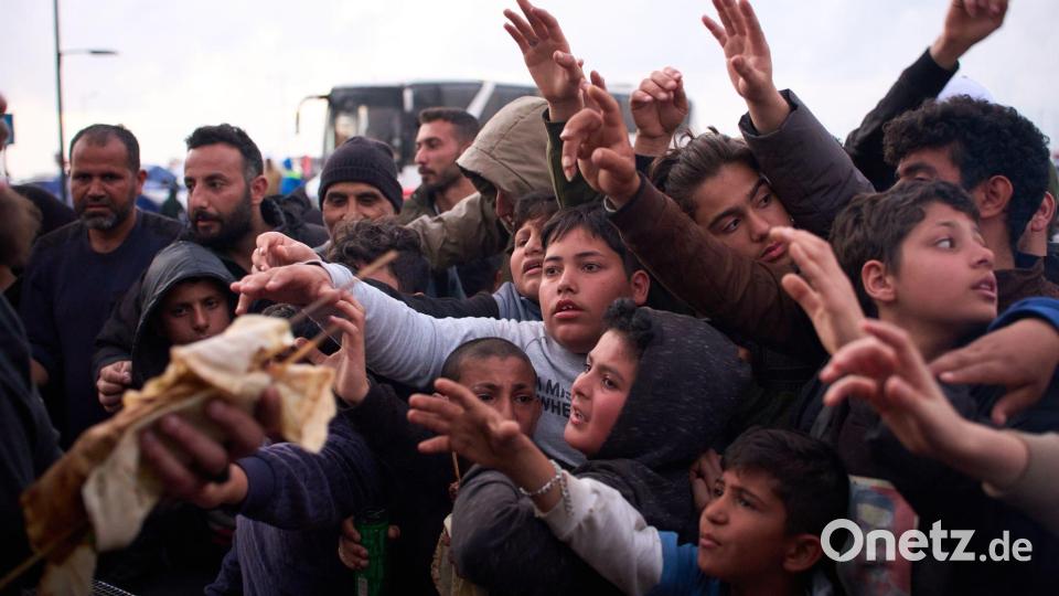 Vertriebene Kinder greifen in Beirut nach gespendeten Lebensmitteln in der Nähe von Zelten, die ihnen als Unterschlupf dienen, nachdem sie vor dem israelischen Bombardement im Südlibanon geflohen sind. Bild: Emilio Morenatti/AP/dpa