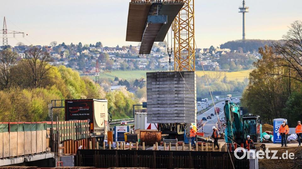 Ein tonnenschweres Stahl-Brückenteil hängt an einer Baustelle der A45 an einem Kran. Wegen Bauarbeiten am Westhofener Kreuz ist die Autobahn am Wochenende in beide Richtungen gesperrt. Bild: Alex Talash/dpa