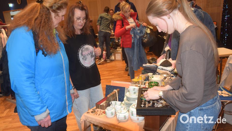 Die beiden Frauen überlegen noch, ob hier das Passende für sie dabei ist. Bild: fz