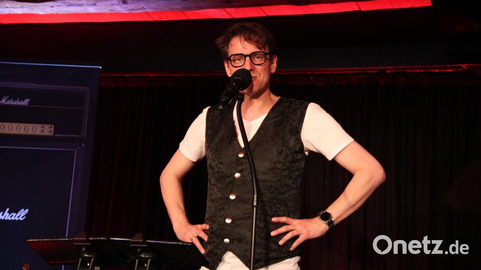 Der Musikkabarettist und Comedian Bewie Bauer präsentiert am Schafferhof rockiges Kabarett und Comedy mit bayerischen Originalen. Bild: Hans Prem