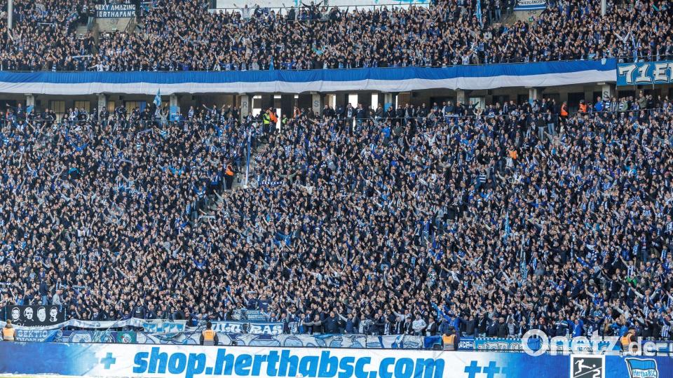 Auf den Rängen blieb es ruhig. Bild: Andreas Gora/dpa