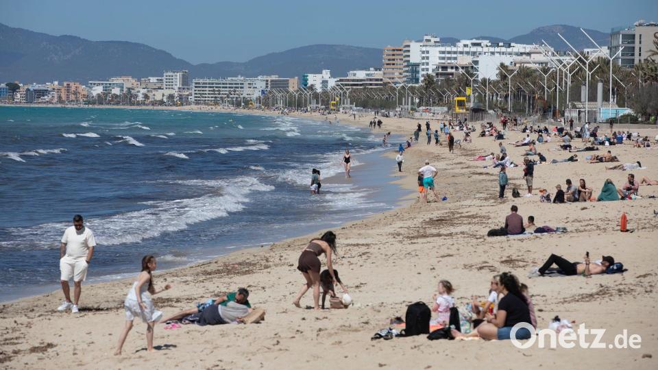 Wenn Unsicherheit wächst, bleiben viele bei Bewährtem: Ziele wie die Balearen sind im Sommer stark gefragt – wie hier Mallorca. (Archivbild) Bild: Clara Margais/dpa