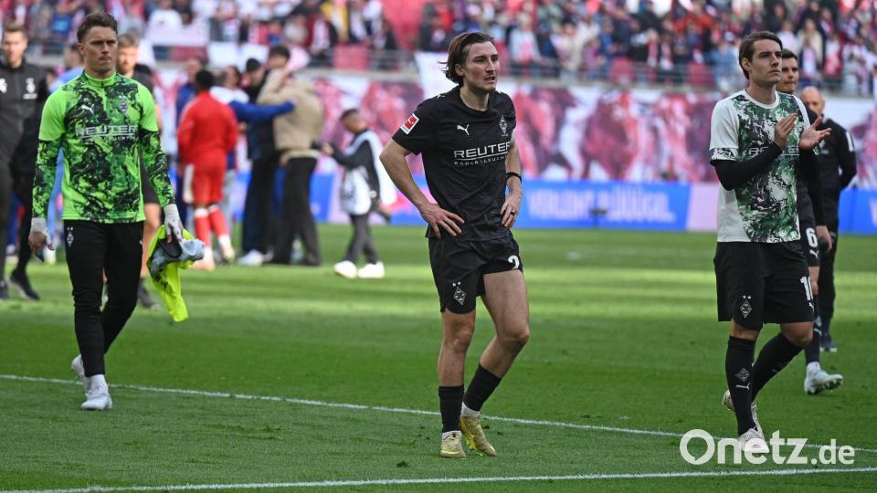 Der künftige Leipziger Rocco Reitz geht nach dem Spiel zu den Gladbach-Fans. Bild: David Hammersen/dpa