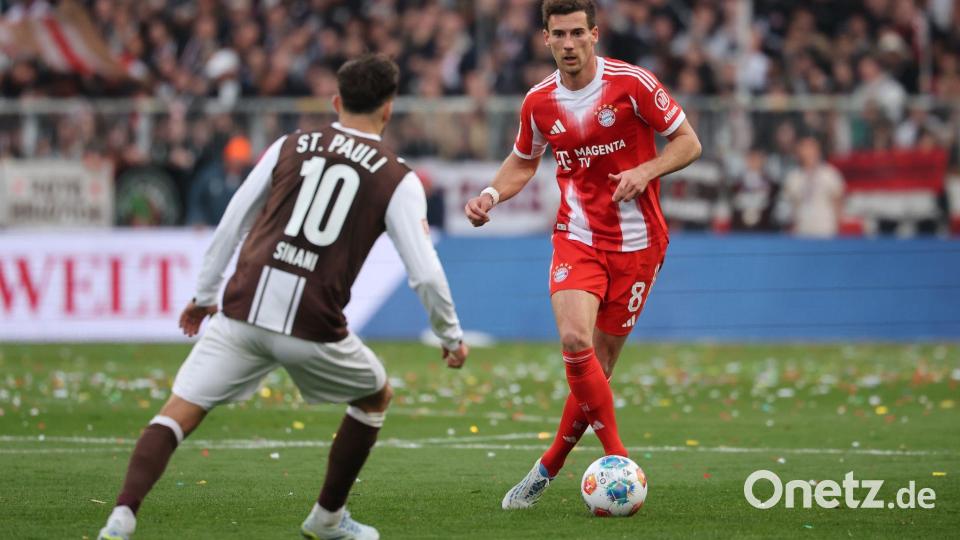 Leon Goretzka (r) erzielte das 102. Saisontor für die Rekord-Bayern. Bild: Christian Charisius/dpa