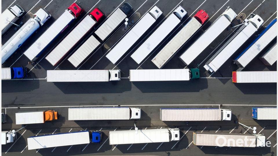 Mehrere Verkehrsverbände sehen Versorgung, Mobilität und Arbeitsplätze gefährdet. (Symbolfoto) Bild: Arnulf Stoffel/dpa