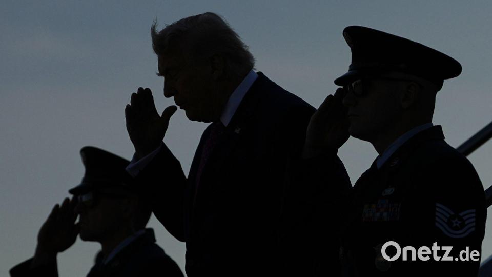 Präsident Donald Trump salutiert bei seiner Ankunft mit der Air Force One auf dem Flughafen Charlottesville-Albemarle. Bild: Matt Rourke/AP/dpa