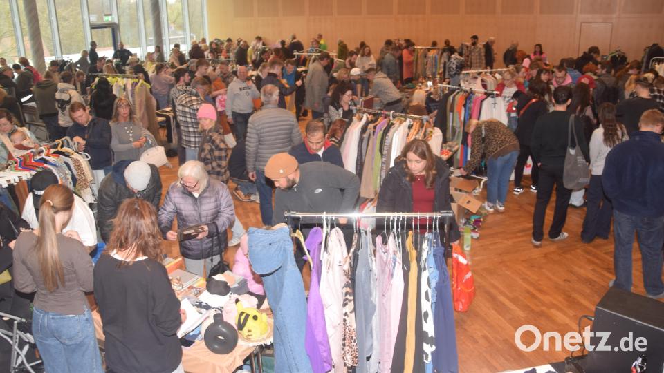 Rund 1000 Besucher stöbern während der fünf Stunden durch den Nachtflohmarkt in der Neustädter Stadthalle. Bild: fz