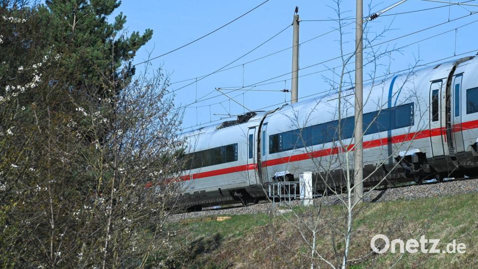 Berichten zufolge saßen die Reisenden stundenlang in dem ICE fest. Bild: Heiko Rebsch/dpa