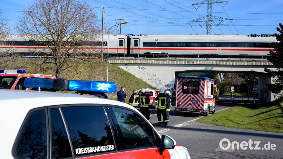Ein ICE steckte wegen eines Oberleitungsschadens in Sachsen-Anhalt fest. Bild: Heiko Rebsch/dpa