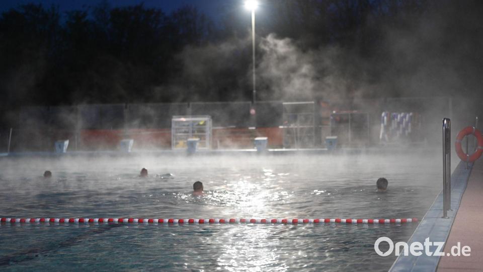 Eindlich geht's los -  Frühschwimmer sind schon vor Sonnenaufgang im Wasser des Friesenbads in Weener. Bild: Lars Penning/dpa