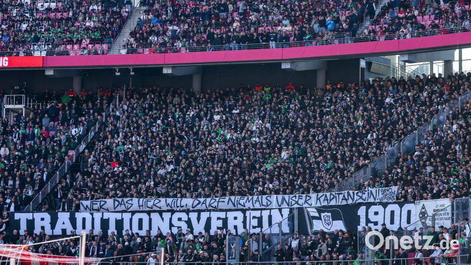 Fans von Borussia Mönchengladbach mit einem Banner über den künftigen Leipziger Reitz. Bild: Jan Woitas/dpa