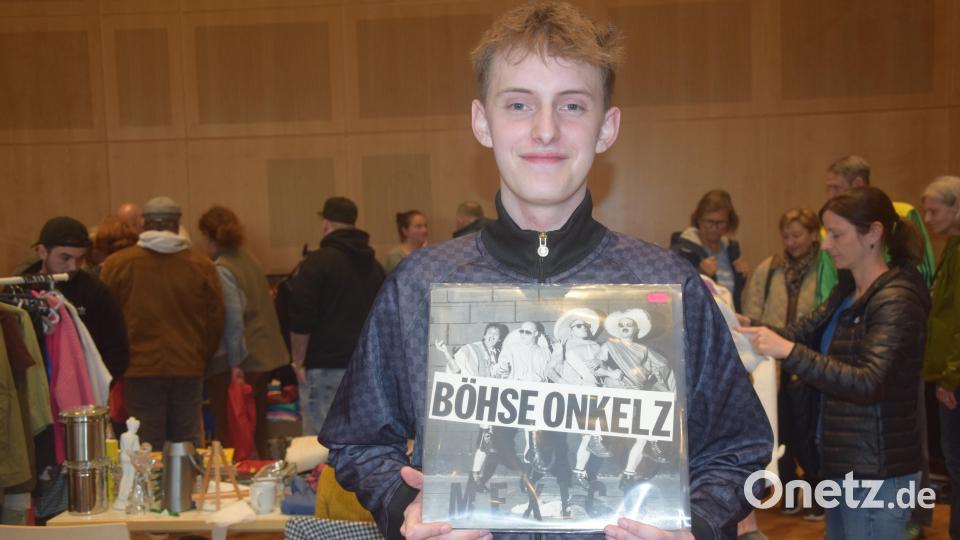 Der 16-jährige Ben aus Weiherhammer hat eine lang gesuchte Rarität gefunden: Eine LP von den Böhsen Onkelz. Bild: fz