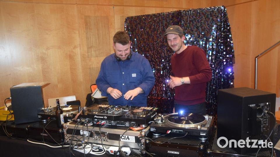 Mit dezenter Musik sorgen die beiden DJs für eine angenehme Atmosphäre. Bild: fz