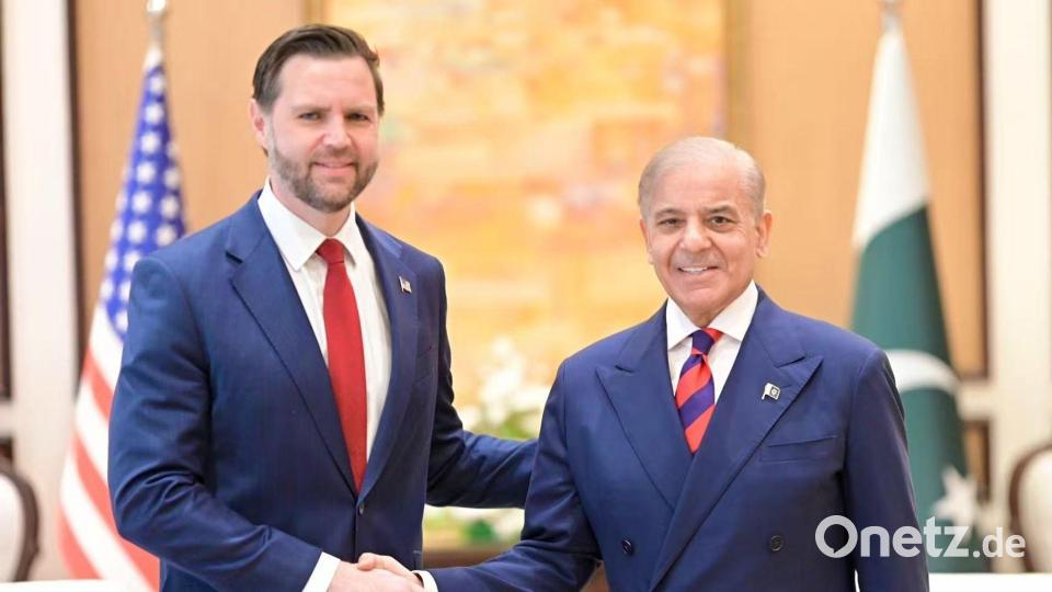 Pakistans Premier Sharif führte mit beiden Delegationen Vorgespräche. Bild: ---/Pressebüro Pakistanische Regierung/dpa