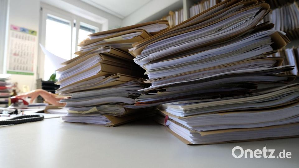 Formulare, Ordner, Stempel - wer ein Haus bauen, ein Unternehmen gründen oder eine Steuerrückzahlung erhalten will, muss sich oft durch zähe Prozesse hindurchquälen. (Symbolbild) Bild: Bernd Weißbrod/dpa