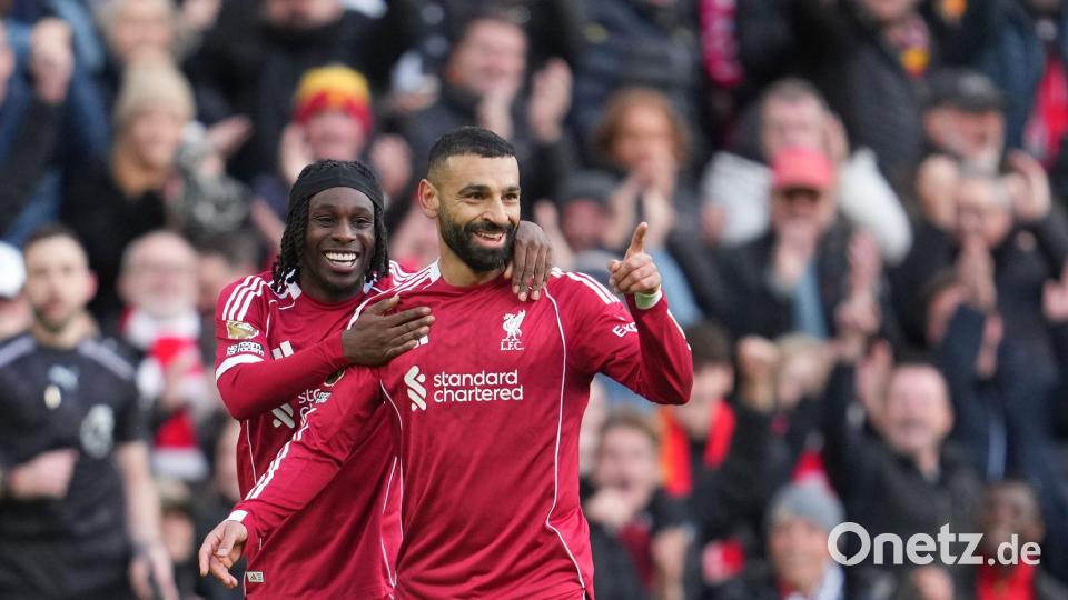 Endlich wieder gewonnen: Torschütze Mohamed Salah (r) und Jeremie Frimpong freuen sich über Liverpools Sieg. Bild: Jon Super/AP/dpa