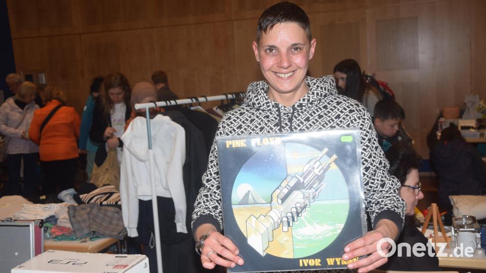 Eine Anbieterin zeigt in ihrem Angebot, das 400 Schallplatten umfasst, die Sonderpressung in weiß von Pink Floyd. Bild: fz