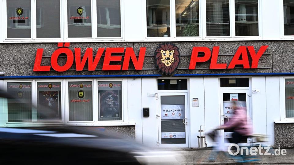 Eine Löwen-Spielothek in Düsseldorf. Verlockend sieht das nicht aus - darf es aber auch nicht, so schreibt es das Gesetz vor. Bild: Wolf von Dewitz/dpa