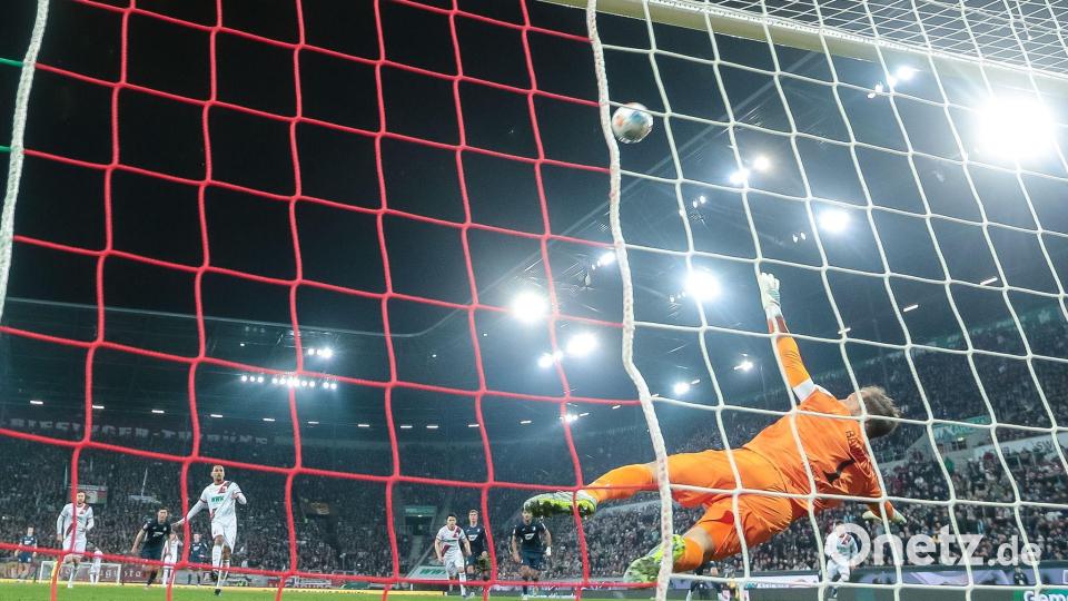 Alexis Claude-Maurice schießt einen Elfmeter über das Tor. Bild: Harry Langer/dpa