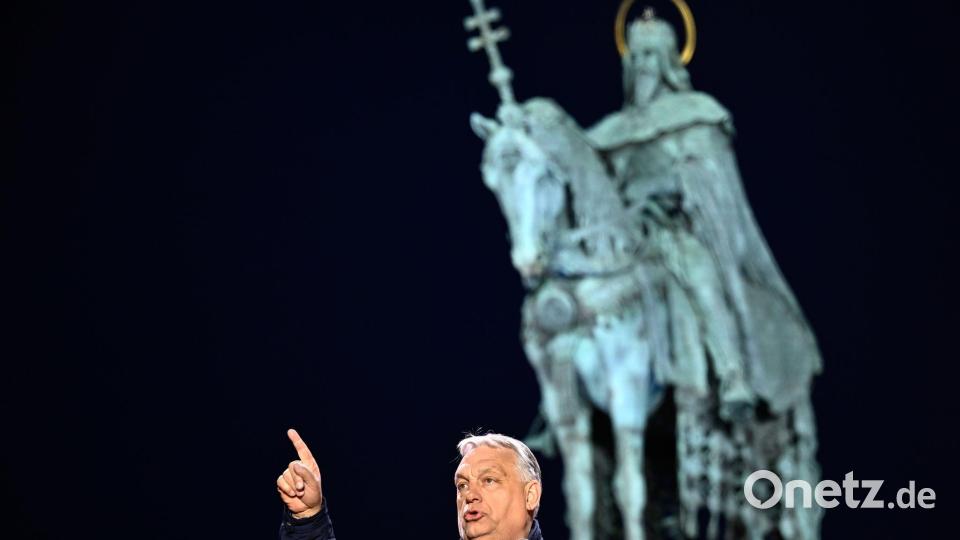 Ungarns Ministerpräsident Viktor Orban hofft, am Sonntag die Parlamentswahl gegen seinen chancenreichen Herausforderer Peter Magyar zu gewinnen. Bild: Petr David Josek/AP/dpa