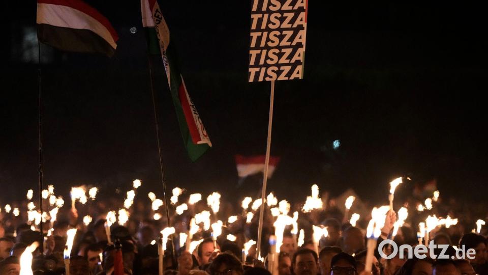 Anhänger von Peter Magyar, dem Vorsitzenden der oppositionellen Tisza-Partei, halten bei der Wahlkampfveranstaltung ihre beleuchteten Handys hoch. Bild: Darko Bandic/AP/dpa