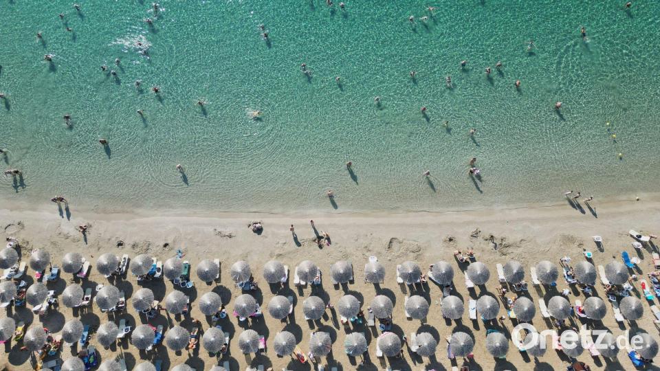 Viele Urlauber zieht es weiterhin nach Griechenland – Hoteliers blicken jedoch mit Unsicherheit auf den Sommer. (Archivbild) Bild: Thanassis Stavrakis/AP/dpa