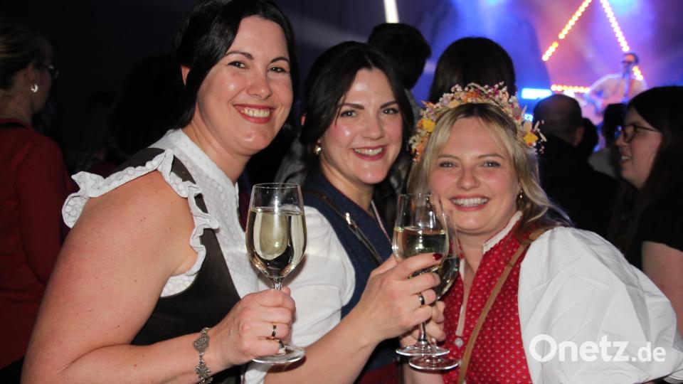 Diese drei jungen Frauen aus dem Stiftland waren begeistert von diesem Konzert. Bild: Konrad Rosner