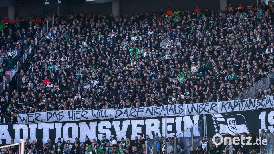 Gladbach-Fans zeigten ein Banner gegen ihren Kapitän Rocco Reitz. Bild: Jan Woitas/dpa
