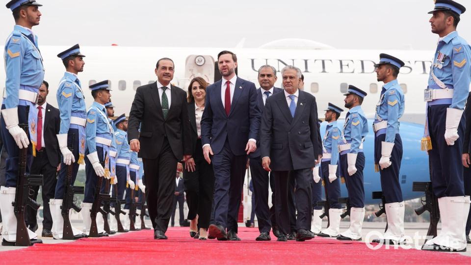 Die US-Delegation um JD Vance landete auf einem Luftwaffenstützpunkt nahe der Hauptstadt Islamabad. Bild: Jacquelyn Martin/AP POOL/AP/dpa