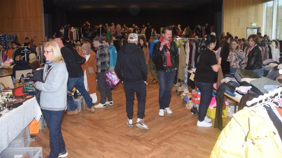 50 Anbieter und auch die Besucher zeigen sich begeistert vom Ambiente. Bild: fz