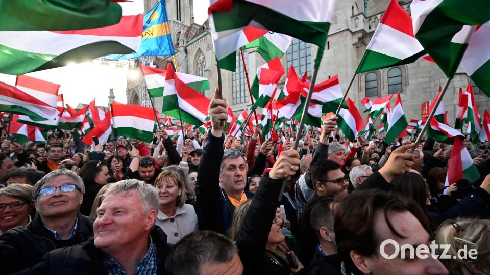 Anhänger Orbans bei der Abschlusskundgebung. Bild: Denes Erdos/AP/dpa