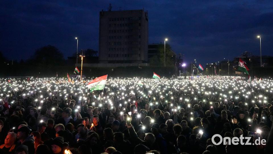 In der ostungarischen Stadt Debrecen strömten mehr als 10.000 Menschen zur letzten Kundgebung von Peter Magyar. Bild: Darko Bandic/AP/dpa