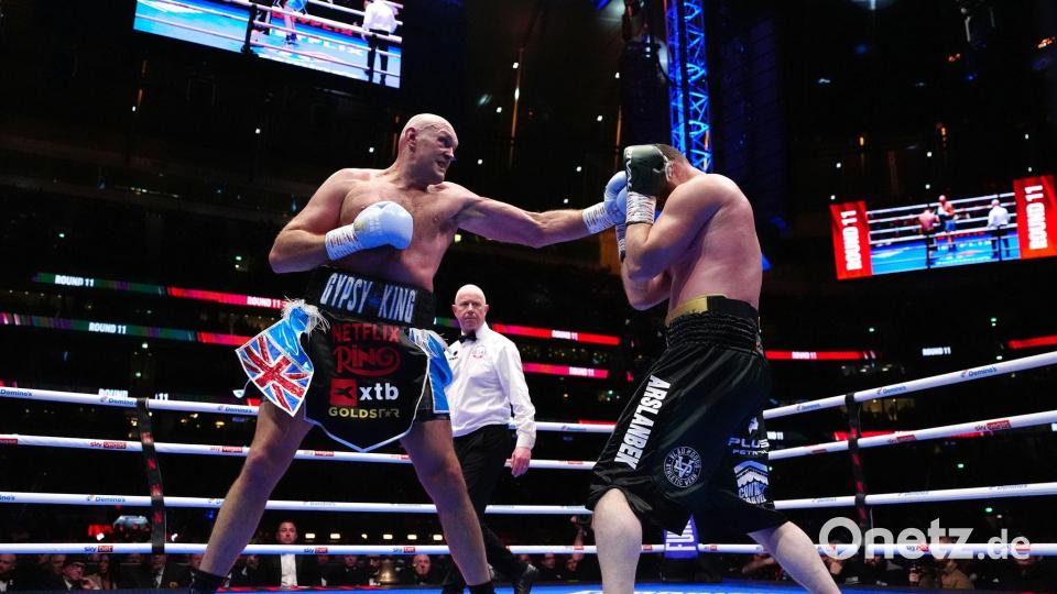 Ungefährdeter Sieg: Tyson Fury (l) im Ring gegen Arslanbek Machmudow. Bild: Bradley Collyer/PA Wire/dpa
