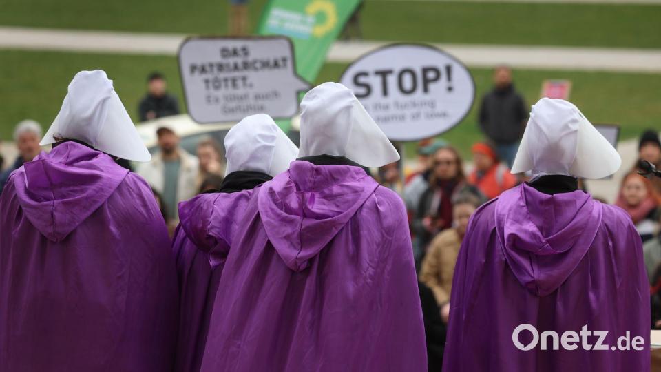 Die feministische Gruppe Handmaids Riot kritisiert noch immer bestehen Machtverhältnisse. Bild: Karl-Josef Hildenbrand/dpa
