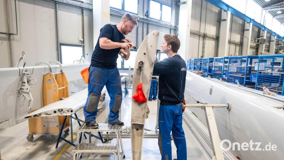 Die Mitarbeitenden können mehr als 1.200 Teile reparieren. Bild: Sina Schuldt/dpa