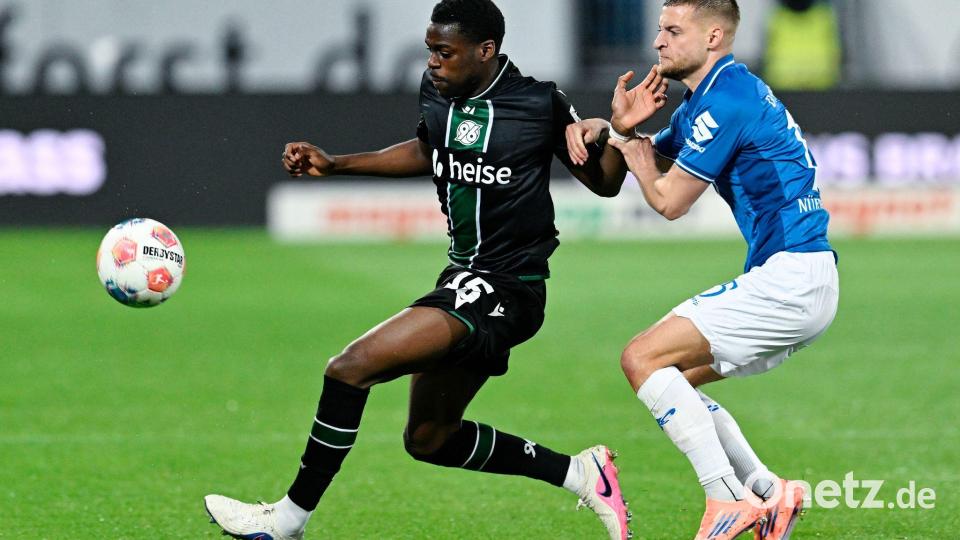 Fabian Nürnberger und der SV Darmstadt 98 laufen Hannover 96 auf dem Spielfeld und der Tabelle hinterher. Bild: Uwe Anspach/dpa