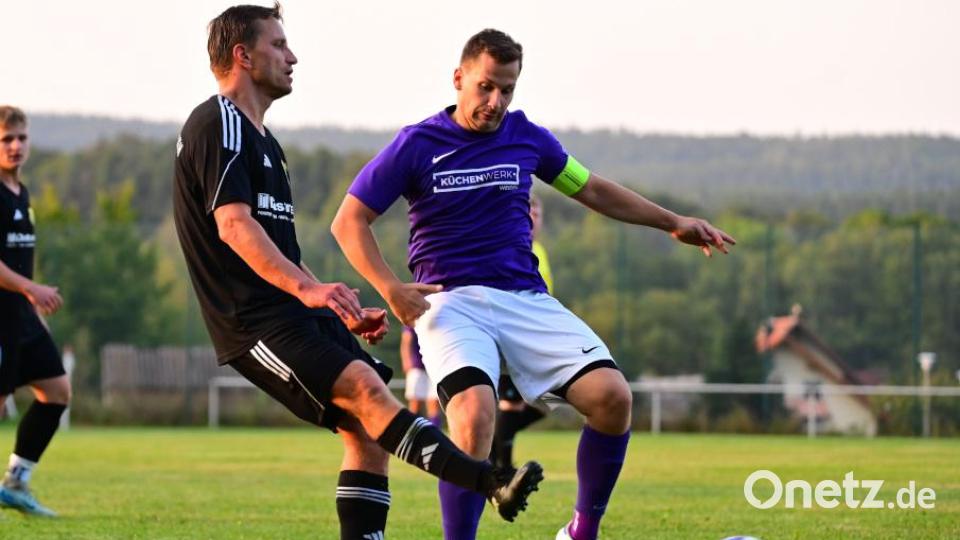 Lucas Pickert (rechts) hat sich im Duell gegen die DJK Falkenberg schwer am Knie verletzt. Bild: Thomas Schrems