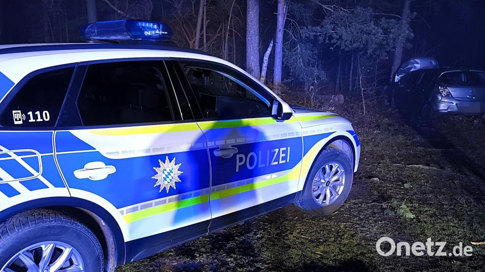 Freitagnacht mussten die Einsatzkräfte zu einem Verkehrsunfall in Josephstal ausrücken. Dort war ein Pkw von der Straße abgekommen und gegen einen Baum geprallt. Bild: jma