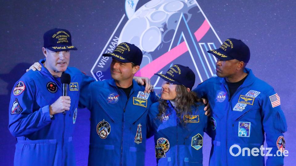 Die Besatzung der „Artemis II“, Jeremy Hansen (l-r), Reid Wiseman, Christina Koch und Victor Glover, versammelt sich während einer Veranstaltung zur Rückkehr der Besatzung auf dem Ellington Field in Houston. Bild: Michael Wyke/AP/dpa