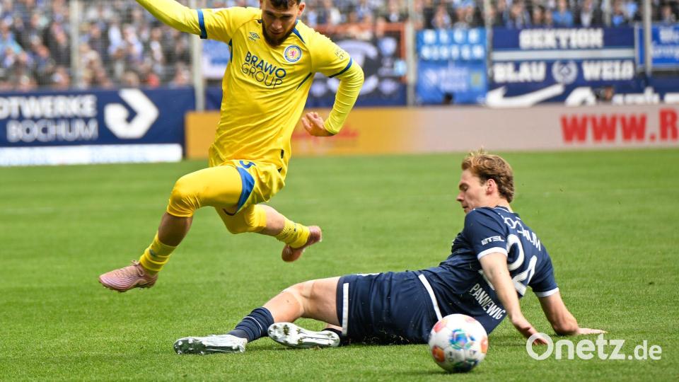 Braunschweigs Mehmet Aydın (l) im Zweikampf mit dem Bochumer Mats Pannewig. Bild: Ulrich Hufnagel/dpa