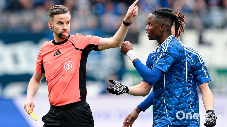 Nächster personeller Rückschlag für Schalke 04: Moussa Ndiaye sah die Gelb-Rote Karte. Bild: Uwe Anspach/dpa