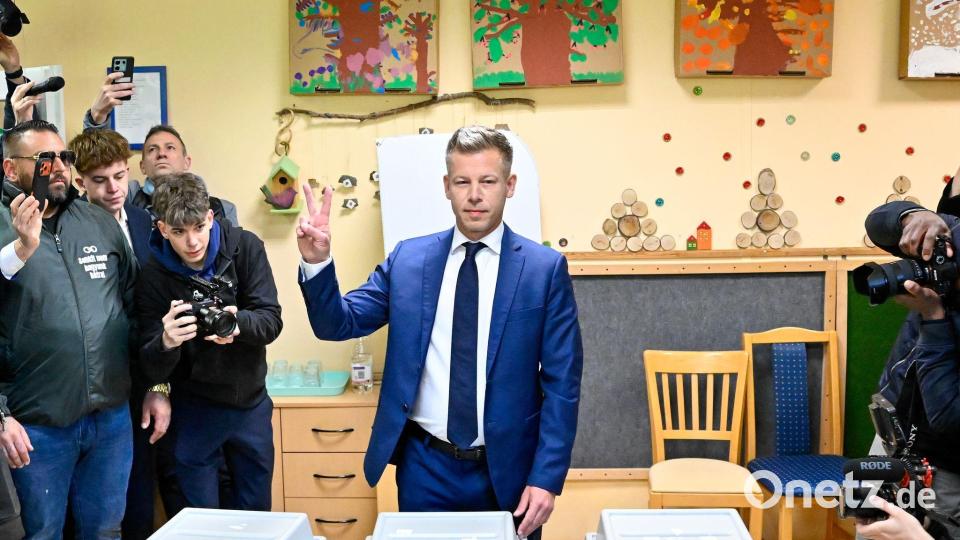 Hofft auf den Wahlsieg: Peter Magyar, Vorsitzender der Oppositionspartei Tisza,  nach der Stimmabgabe in einem Wahllokal in Budapest. Bild: Denes Erdos/AP/dpa