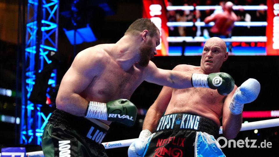 Tyson Fury: Viele Schläge von Arslanbek Machmudow gehen ins Leere. Bild: Bradley Collyer/PA/AP/dpa