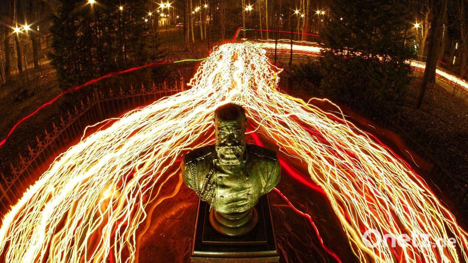 Orthodoxe Gläubige gehen während des orthodoxen Mitternachtsgottesdienstes zu Ostern mit Kerzen an einer Büste des russischen Zaren Alexander III. in St. Petersburg vorbei.  (Foto mit Langzeitbelichtung) Bild: Dmitri Lovetsky/AP/dpa