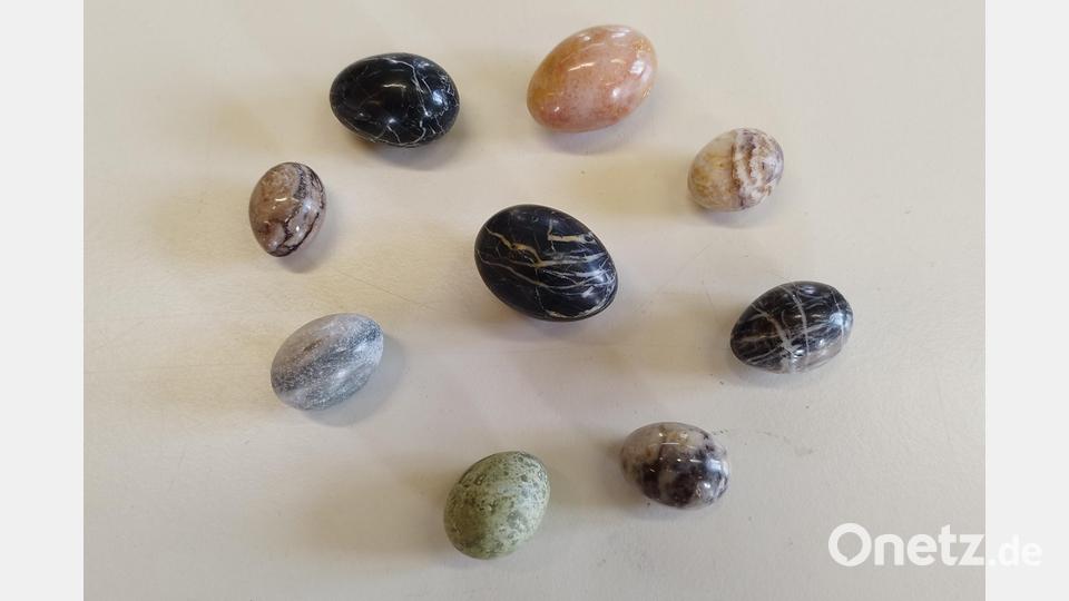 Passend zur Saison: verschiedene Steine in Eierform. Hierfür braucht es besonders präzises und geduldiges Arbeiten mit Erfahrung. Bild: Monika Ziegeler