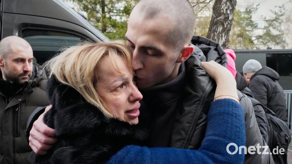 Kurz vor Beginn des orthodoxen Osterfests tauschen die Ukraine und Russland erneut Gefangene aus. Bild: Efrem Lukatsky/AP/dpa